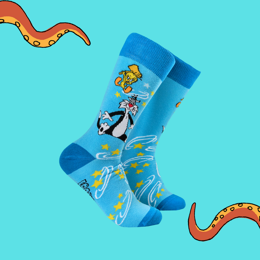 
                      
                        A pair of socks depicting Sylvester & Tweety. Blue legs, dark blue heel, cuff and toe. 
                      
                    