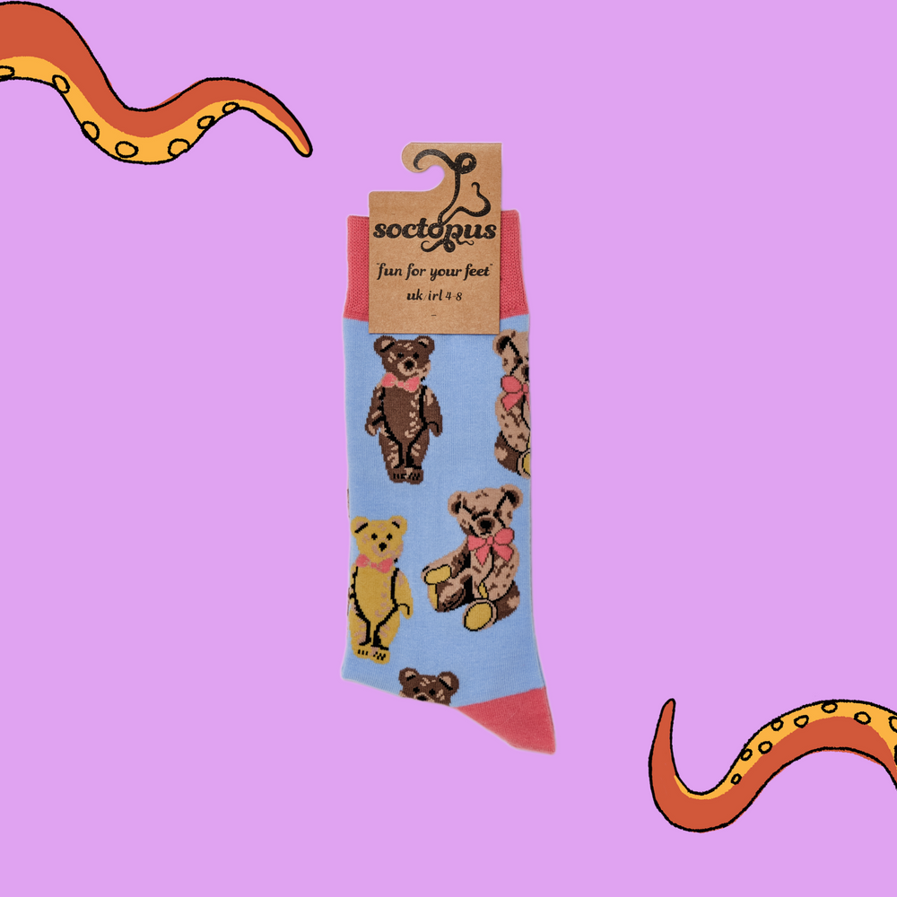 
                  
                    A pair of socks depicting traditional teddybears. Blue legs, light red cuff, heel and toe. In Soctopus Packaging.
                  
                