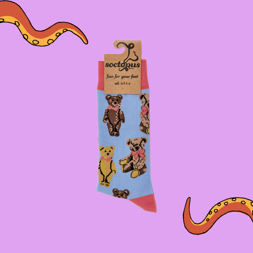 
                      
                        A pair of socks depicting traditional teddybears. Blue legs, light red cuff, heel and toe. In Soctopus Packaging.
                      
                    